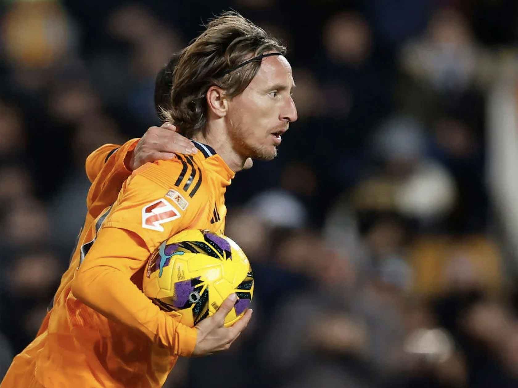 鱼缸论继续！霍伊伦双响助球队回榜首，头顶脚踢荣膺全场最佳