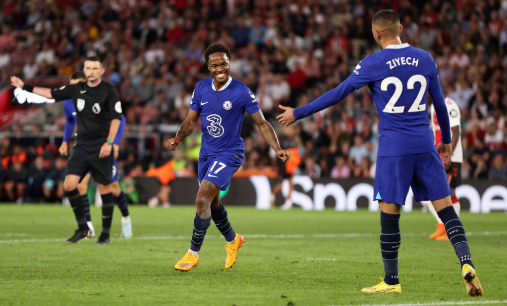 开拓者大胜！最后15秒，小杨走过去，一把抱住克莱顿，拥抱致意