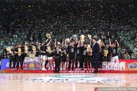 姆巴佩将带着一根手指骨折比赛，他的坚韧精神点燃球迷热情